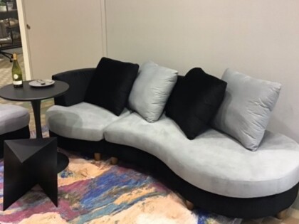 ソファをご紹介。曲線を生かしたデザインで優雅なひとときを