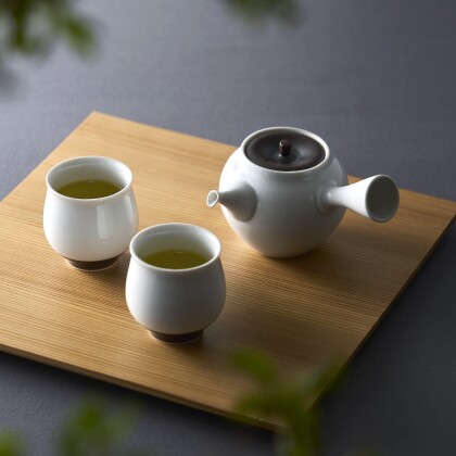 秋冬番茶を"錆釉 急須・湯呑セット"で美味しく淹れる。