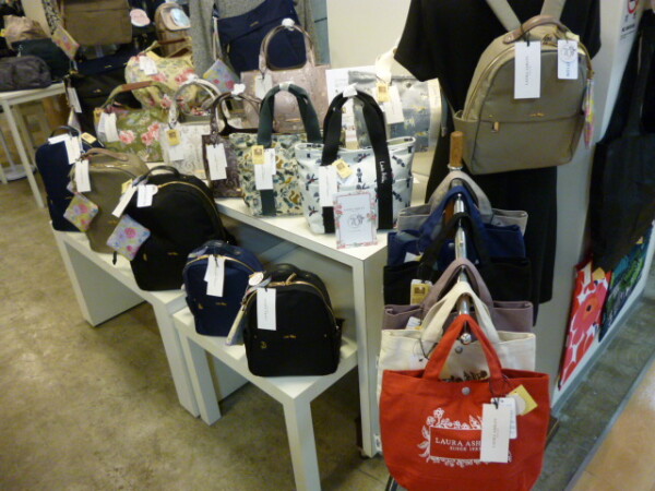 ”LAURA ASHLEY”ローラアシュレイのバッグ入荷しました。