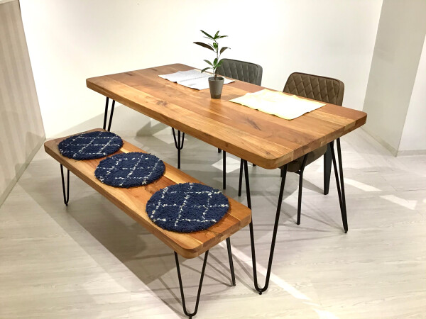 ＊再入荷！天然木の木目が可愛いダイニングテーブルのご案内＊