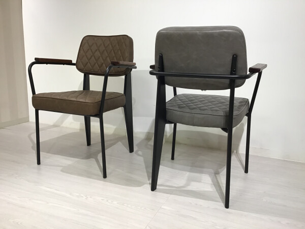 ＊再入荷！天然木の木目が可愛いダイニングテーブルのご案内＊