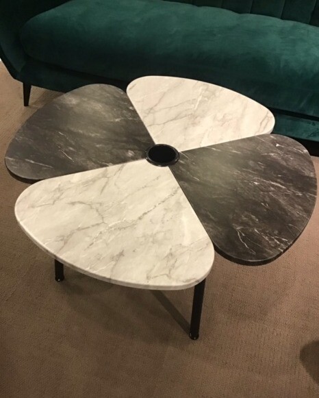 花びらの様で可愛い大理石調模様のローテーブル！