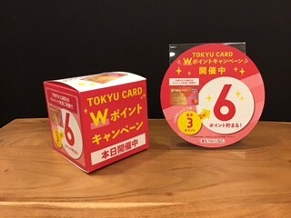 レトロチェアでコンパクトなカフェスタイル