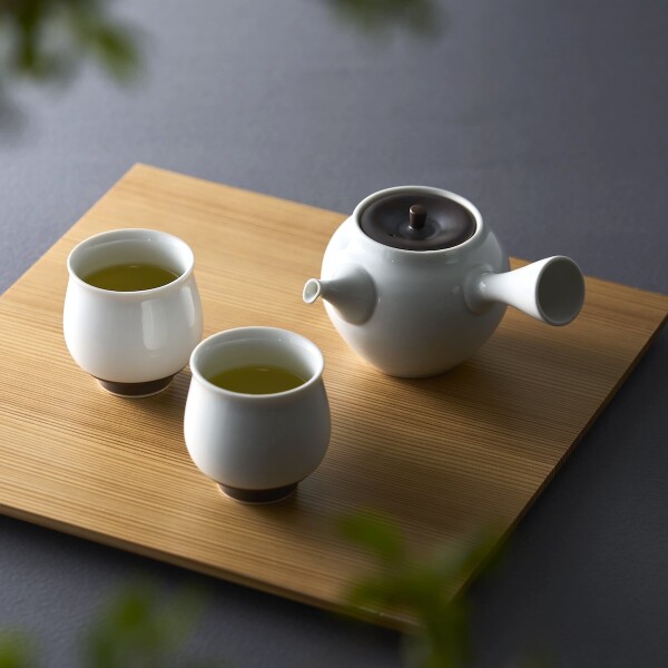秋冬番茶を"錆釉 急須・湯呑セット"で美味しく淹れる。